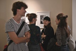 Besucher der Vernissage von Joerg Lipskoch im Literaturhaus Halle