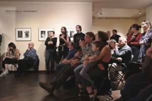 Besucher der Vernissage von Joerg Lipskoch im Literaturhaus Halle