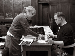Petra Kaltwaßer und Daniel K Schweizer beim Signieren der Ausstellungskataloge